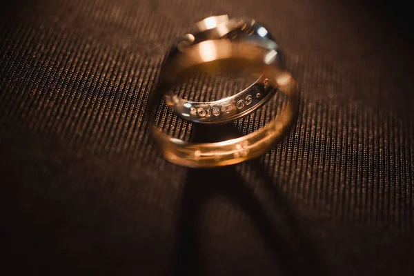 Casamento anéis de noivado noiva e noivo com um padrão de ouro — Fotografia de Stock
