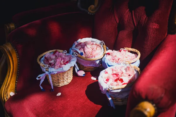 Pétalas de rosa em cestas — Fotografia de Stock