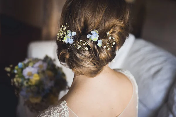 Brides hairdress decorated with flowers — Stock Photo, Image