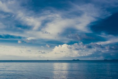 deniz ve mavi gökyüzü