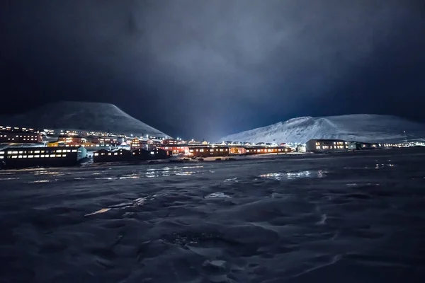 Longyearbyen Spitzbergen in der Nacht — Stockfoto
