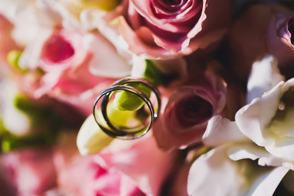 Obrączki ślubne na kwiatach — Zdjęcie stockowe