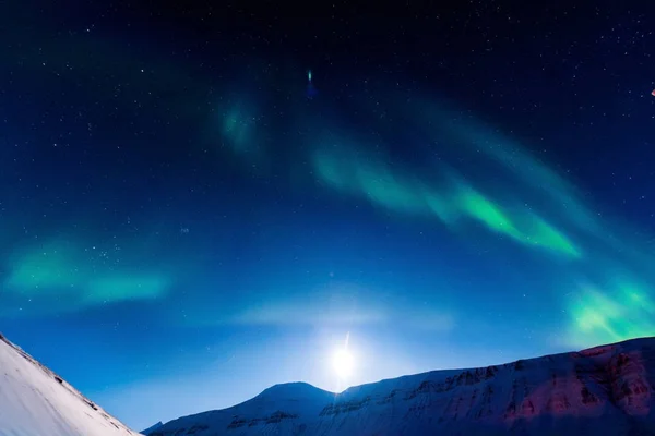 As luzes polares do norte na Noruega Svalbard — Fotografia de Stock