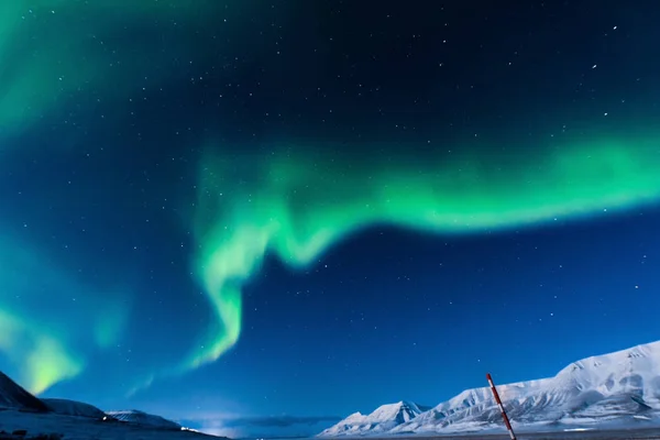 极地的北极光在挪威斯瓦尔巴群岛 — 图库照片