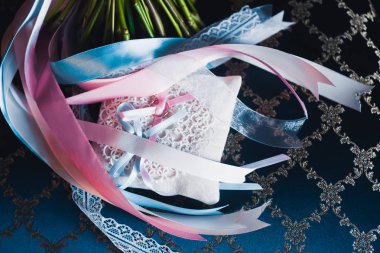 Alyans küçük yastık üzerinde