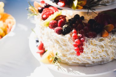 Düğün pastası çeşitli meyve ve çilek ile