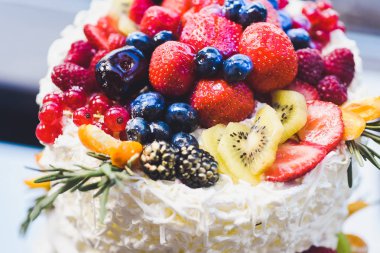 Düğün pastası çeşitli meyve ve çilek ile