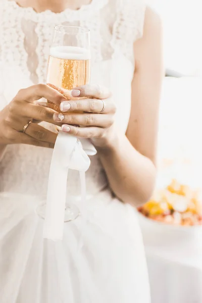 Nevěsta drží sklenici šampaňského — Stock fotografie