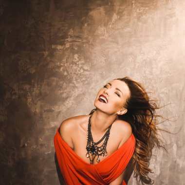 bir stüdyoda Kırmızı elbiseli güzel bir genç seksi kız portresi