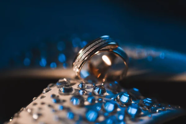 Anillos de oro con piedras preciosas — Foto de Stock