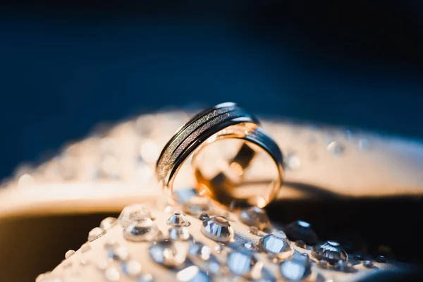 Anillos de oro con piedras preciosas — Foto de Stock