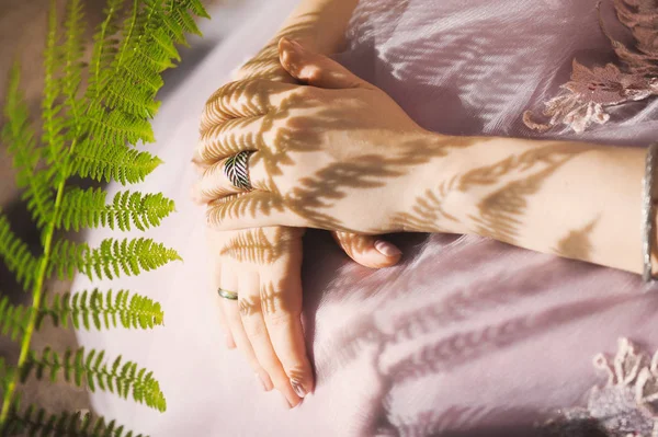 Ringe in Frauenhänden — Stockfoto