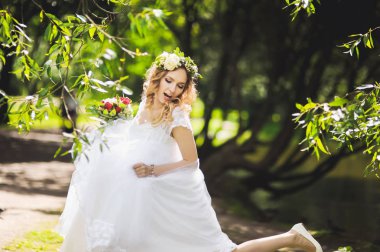 Beyaz elbiseli güzel gelin