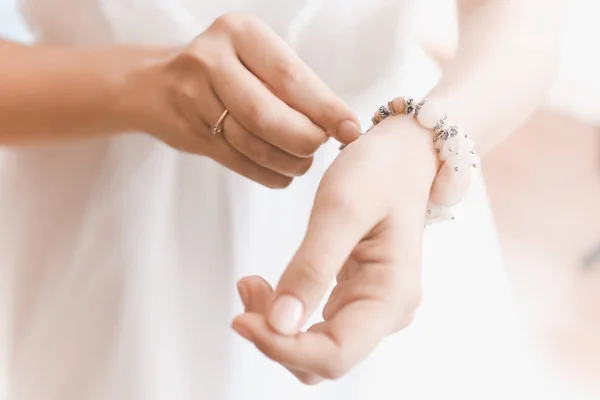 Anillo en manos de mujer —  Fotos de Stock