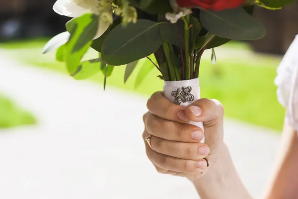 Mariée tenant beau bouquet — Photo