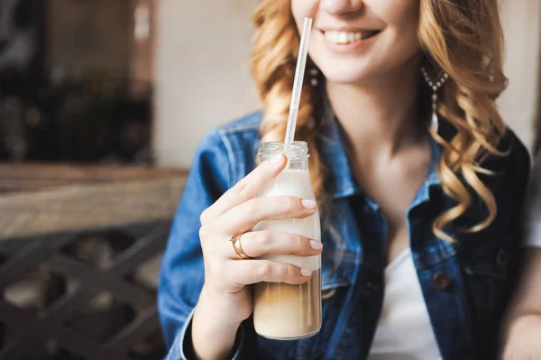 Jovem mulher beber café — Fotografia de Stock