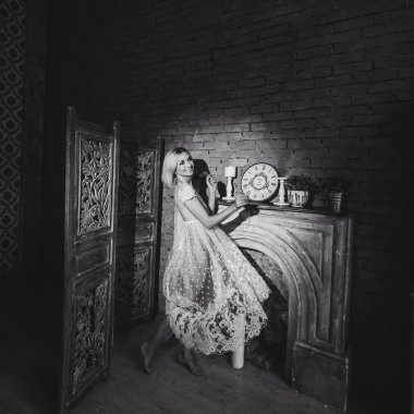 yarı saydam elbiseli kadın