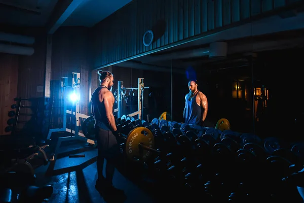 Hombre guapo con grandes músculos, posando en la cámara en el gimnasio —  Fotos de Stock