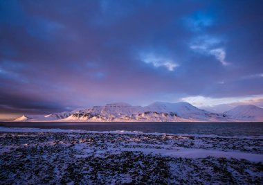 Kış dağ doğa Svalbard Longyearbyen Svalbard Norveç mavi gökyüzü ve gün batımı sırasında bir güneşli gün duvar kağıdı üzerinde karlı zirveleri ile 