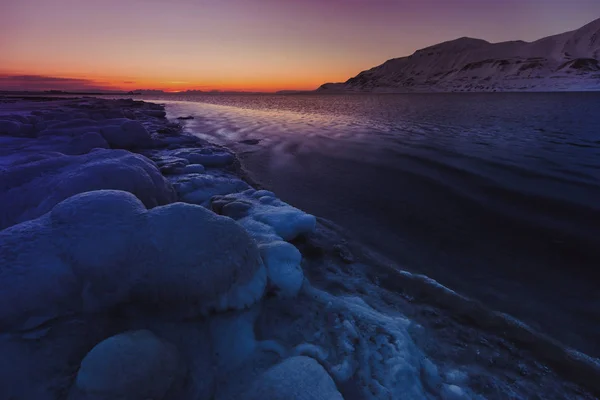 Χειμερινό βουνό φύση Σβάλμπαρντ Λονγκιαρμπίεν Σβάλμπαρντ Νορβηγία με μπλε ουρανό και χιονισμένες κορυφές σε μια ταπετσαρία ηλιόλουστη μέρα κατά τη δύση του ηλίου — Φωτογραφία Αρχείου