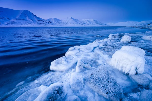 Naturaleza de montaña Svalbard Longyearbyen Svalbard Noruega con cielo azul y picos nevados en un fondo de pantalla de día soleado durante el atardecer —  Fotos de Stock