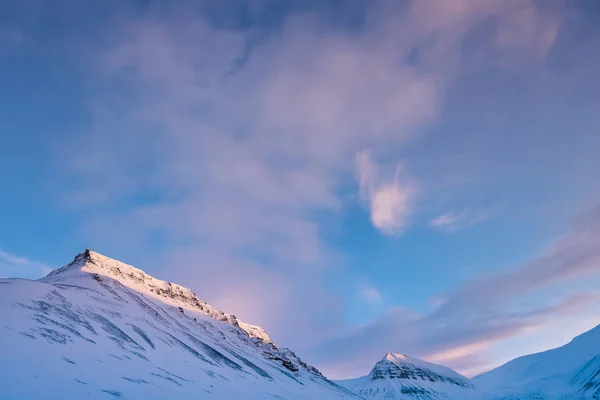 겨울 산 자연 푸른 하늘 및 일몰 시 화창한 날 벽지에 눈 덮인 봉우리와 스발바르 롱위에아르뷔엔 스발바르 노르웨이 — 스톡 사진
