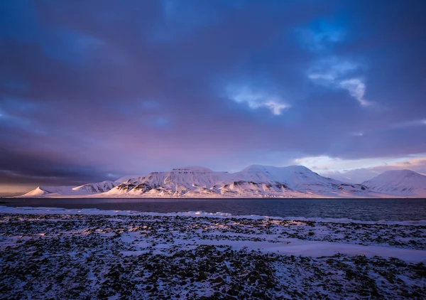 Zima góry natura Norwegia Svalbard Longyearbyen Svalbard błękitne niebo i ośnieżonych szczytów na słoneczny dzień tapeta podczas zachodu słońca — Zdjęcie stockowe