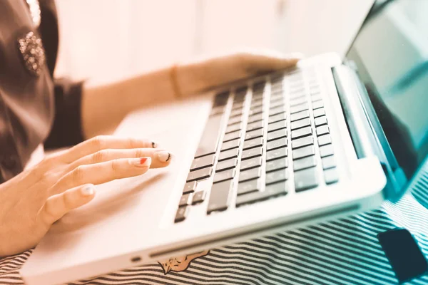 Las manos de la niña con manicura joven sostiene tableta portátil inteligente usando —  Fotos de Stock