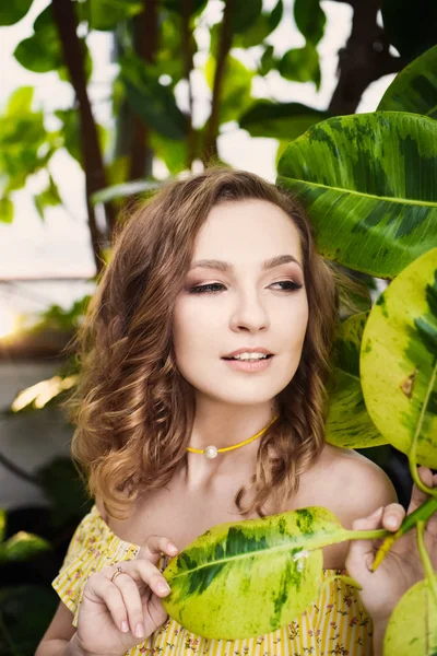 Close-up πορτρέτο του όμορφη κοπέλα με σγουρά μαλλιά κίτρινο καλοκαίρι φόρεμα στο τροπικό δάσος — Φωτογραφία Αρχείου