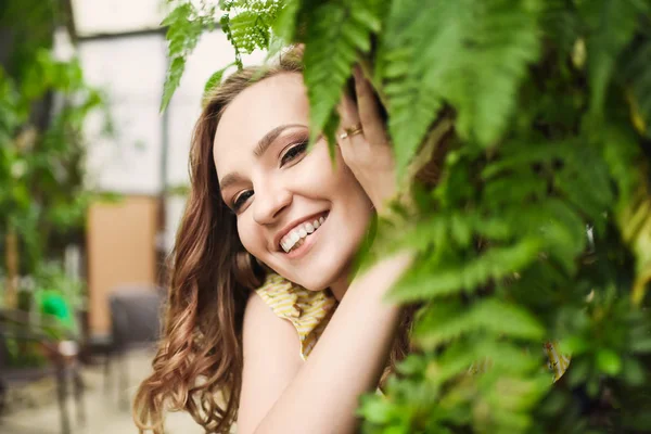 Close-up retrato de menina bonita jovem com cabelo encaracolado vestido de verão amarelo na floresta tropical — Fotografia de Stock