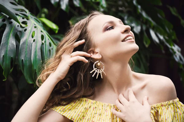 Retrato de cerca de la joven hermosa chica con pelo rizado vestido de verano amarillo en el bosque tropical —  Fotos de Stock