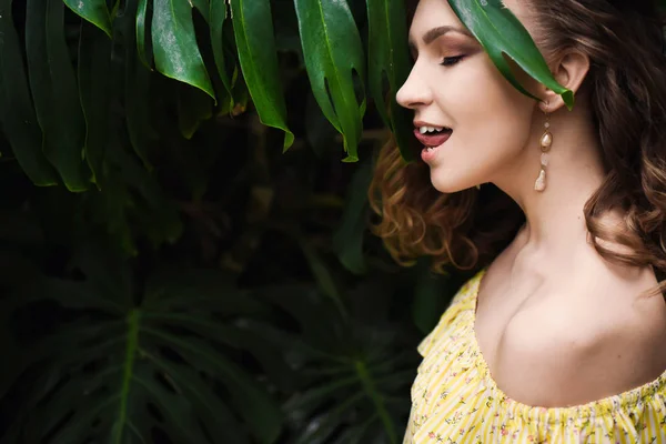 Gros plan portrait de jeune belle fille aux cheveux bouclés robe d'été jaune dans la forêt tropicale — Photo