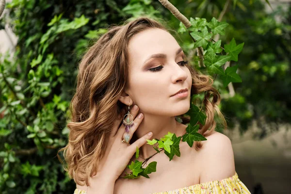 Gros plan portrait de jeune belle fille aux cheveux bouclés robe d'été jaune dans la forêt tropicale — Photo