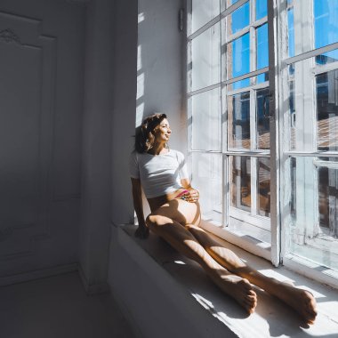 Pencere kenarında oturan kadın 