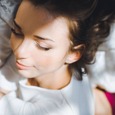 Genç çekici kadın.