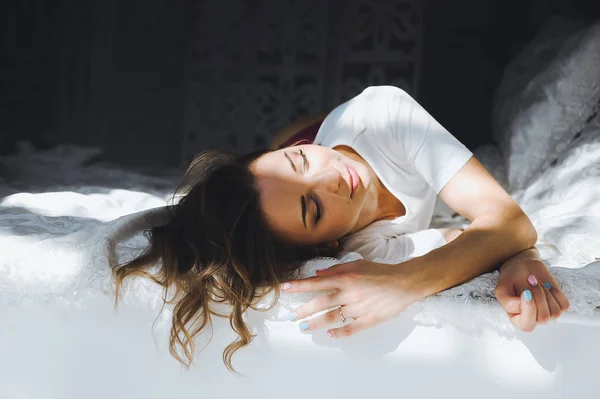 Junge Frau auf dem Bett — Stockfoto