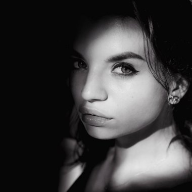 Güzel genç esmer kız. 