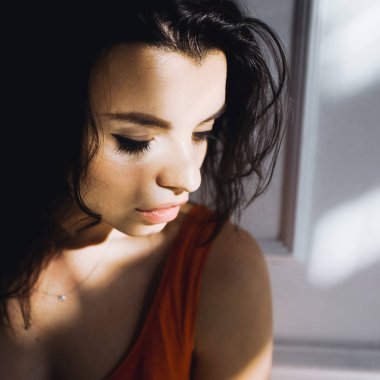 Güzel genç esmer kız. 