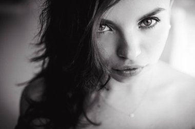 Güzel genç esmer kız. 