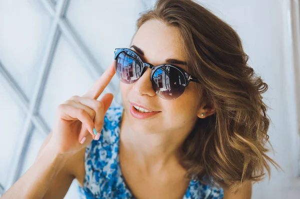 Aantrekkelijke vrouw in zonnebril — Stockfoto