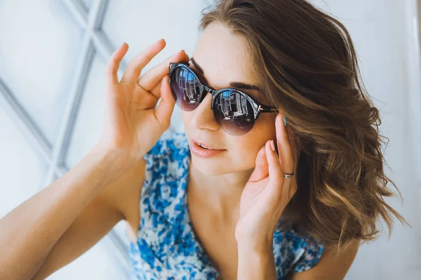 Atraktivní žena v sluneční brýle — Stock fotografie