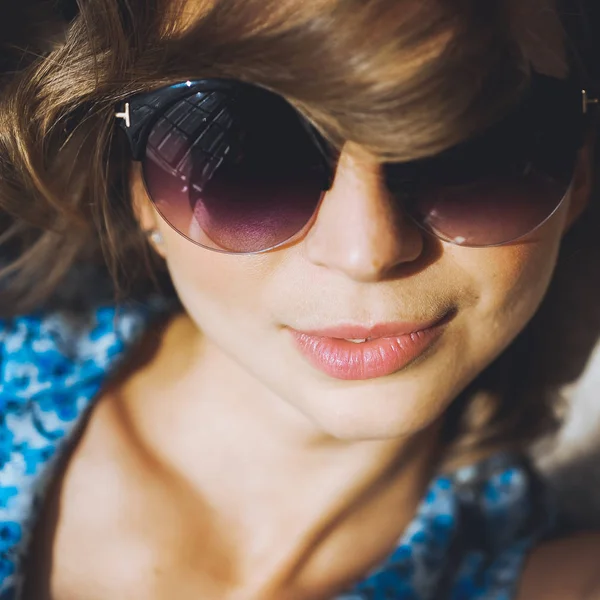 Atraktivní žena v sluneční brýle — Stock fotografie