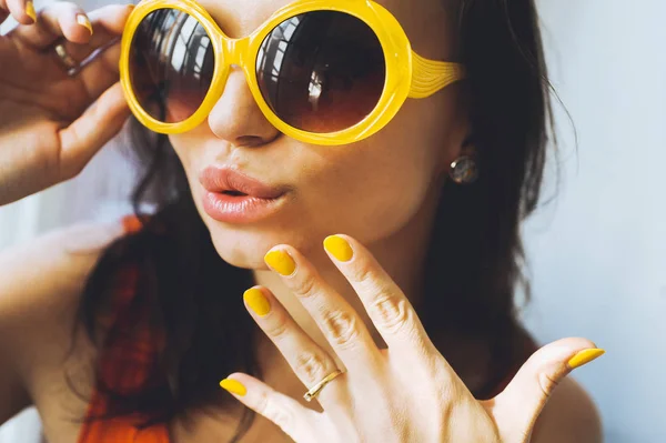Mujer joven en gafas de sol retro amarillas —  Fotos de Stock