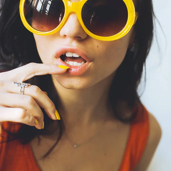 Mladá žena v žluté retro sluneční brýle — Stock fotografie