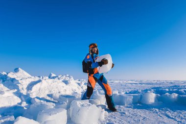 adam bir renkli ceket kürk kap sakal ve bıyık kampı Barneo karlı Kuzey Kutup kış kutup Explorer arka planda bir Frost aşağı