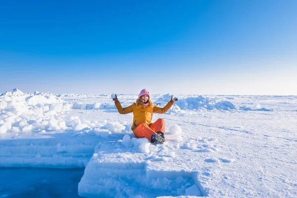 在黄色向红头发美丽背景下营 Barneo 在冰天雪地的北方的白霜的小伙子的头发极冬季夹克粉色针织帽下的女孩 — 图库照片