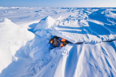 adam bir renkli ceket kürk kap sakal ve bıyık kampı Barneo karlı Kuzey Kutup kış kutup Explorer arka planda bir Frost aşağı
