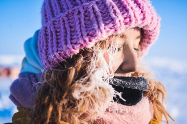 Kızıl saçlı genç bir hoarfrost kampı Barneo karlı bir Kuzey üzerinde arka planda saçında kutup kışın güzel pembe ceket örgü kap aşağı bir sarı kız