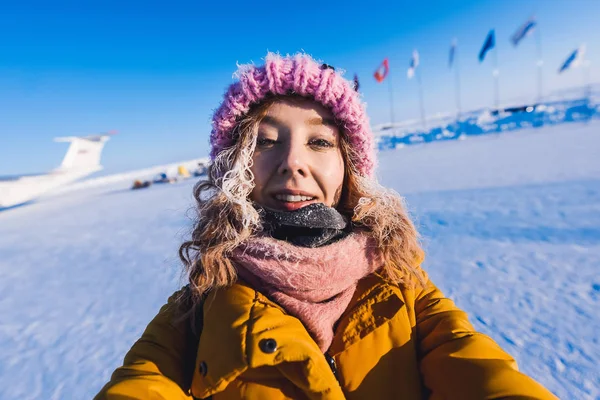 在黄色向红头发美丽背景下营 Barneo 在冰天雪地的北方的白霜的小伙子的头发极冬季夹克粉色针织帽下的女孩 — 图库照片