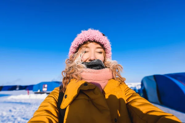 在黄色向红头发美丽背景下营 Barneo 在冰天雪地的北方的白霜的小伙子的头发极冬季夹克粉色针织帽下的女孩 — 图库照片